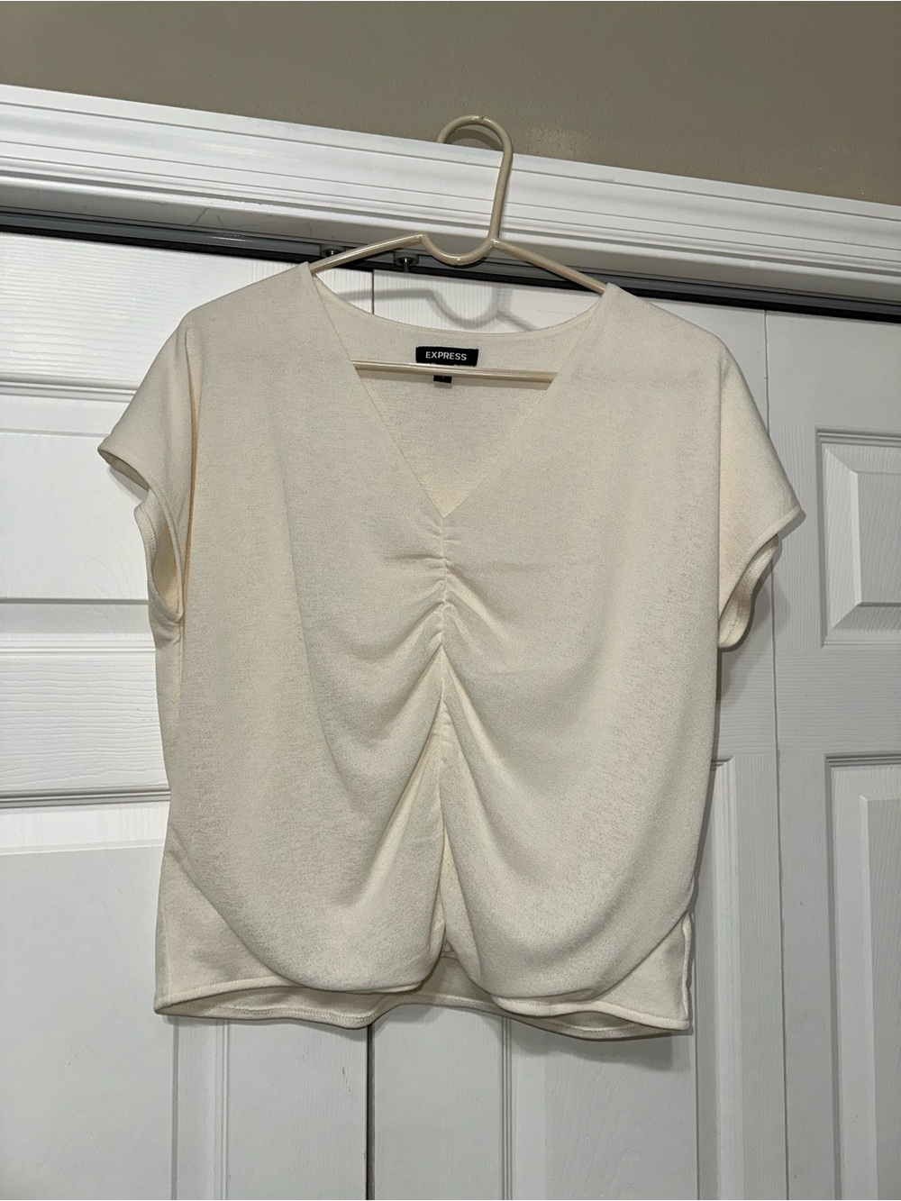 NWOT Express Cropped Cream V-Neck Ruched Short Sleeve Top